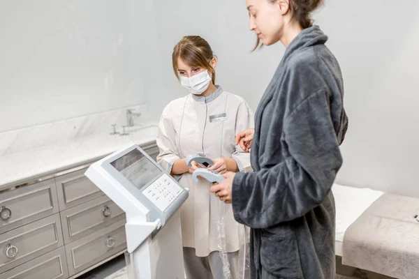 Vrouw met een arts tijdens een Inbody test in Spa — Stockfoto