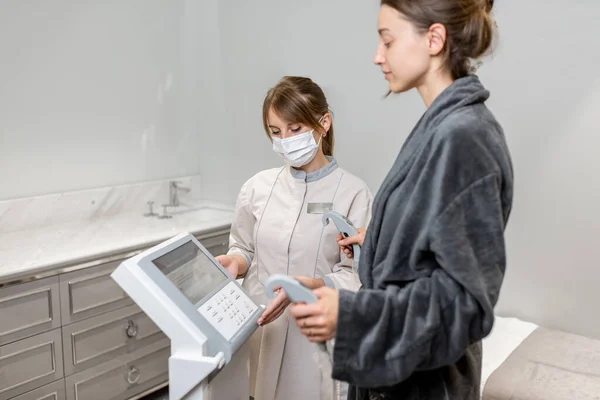 Vrouw met een arts tijdens een Inbody test in Spa — Stockfoto