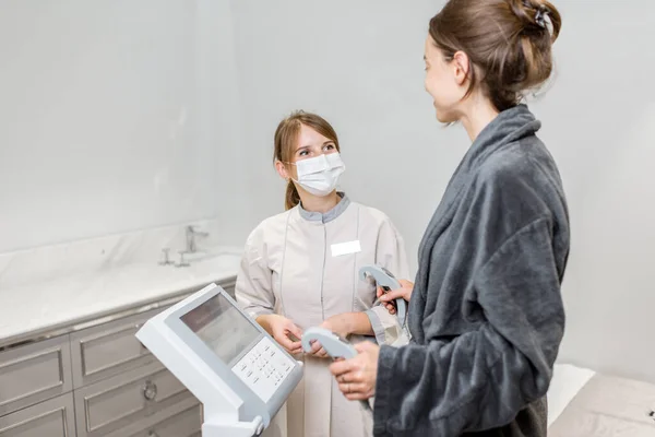 Frau mit Sanitäter bei Inbody-Test in Spa — Stockfoto