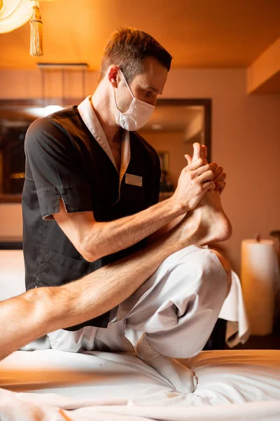 Masseur faire un massage profond à un client masculin — Photo