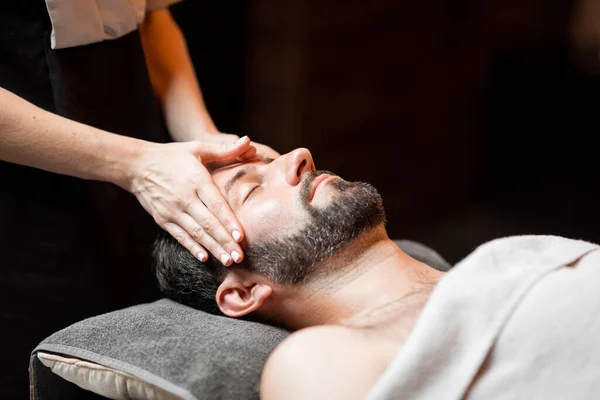 Homme recevant un massage facial au Spa salon — Photo