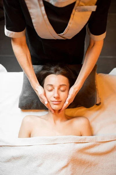 Mujer recibiendo masaje facial en el salón de Spa —  Fotos de Stock