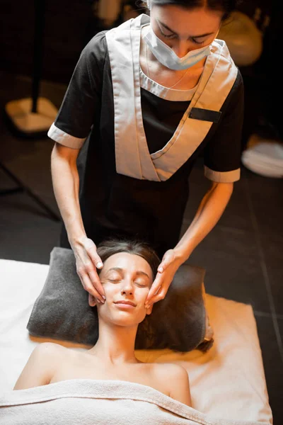 Жінка отримує масаж обличчя в спа-салоні — стокове фото