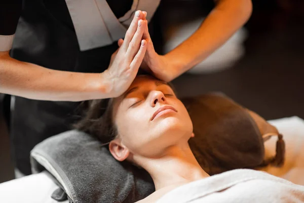 Mujer recibiendo masaje facial en el salón de Spa —  Fotos de Stock