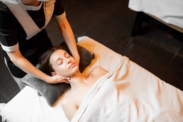 Donna che riceve massaggio facciale al salone Spa — Foto Stock