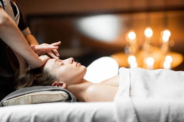 Femme recevant un massage facial au Spa salon — Photo