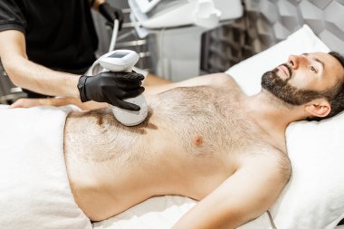 Erkek bir müşteri için ultrason liposuction prosedürü