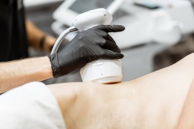 Erkek bir müşteri için ultrason liposuction prosedürü