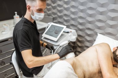 Erkek bir müşteri için ultrason liposuction prosedürü