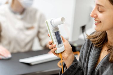 Spirografi testi sırasında genç bir kadın.