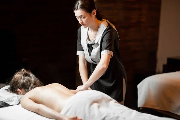 Masseur doing back massage to a female client — Stock Photo, Image