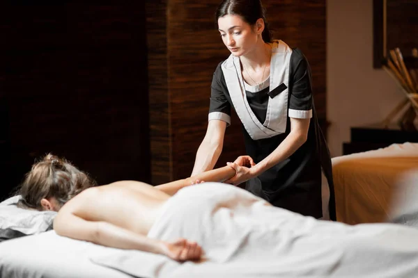 Masseur doing back massage to a female client — Stock Photo, Image