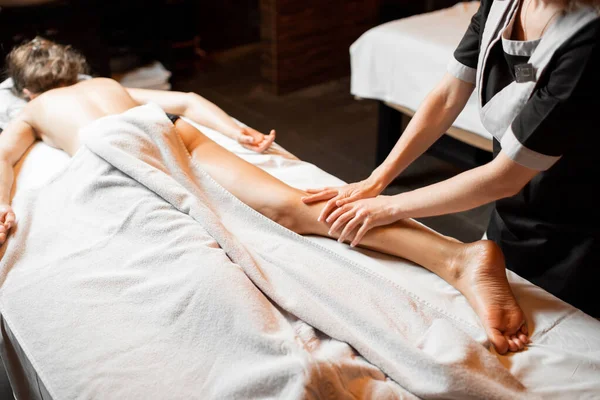 Masseur doing massage to a female client — Stock Photo, Image