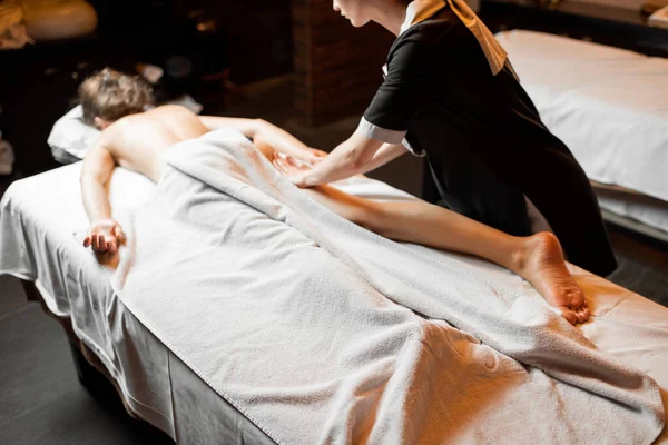 Masseur doing massage to a female client — Stock Photo, Image