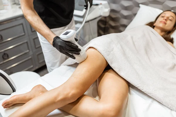 Procedimiento de liposucción por ultrasonido para un cliente masculino — Foto de Stock