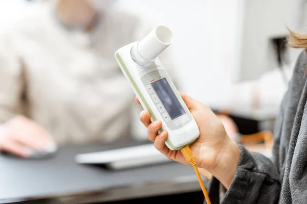 Patienthållande spirometer — Stockfoto