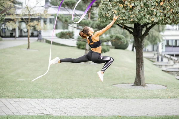 Žena praktikující rytmickou gymnastiku venku — Stock fotografie