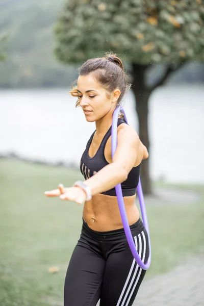 Retrato de una gimnasta femenina al aire libre — Foto de Stock