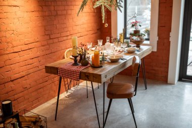 İçerisi şenlikli yemek masasıyla süslenmiş.