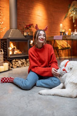 Yılbaşı tatilinde evde köpekli bir kadın