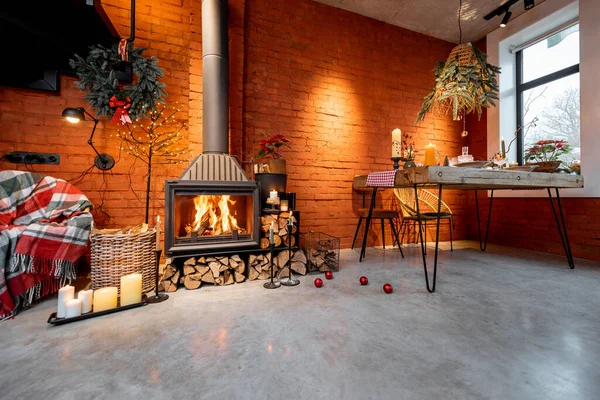 Interior em estilo Loft decorado para os feriados de Ano Novo — Fotografia de Stock