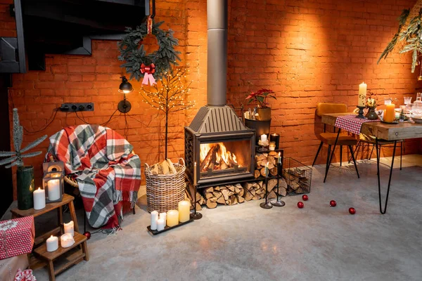 Festivamente decorado área de lareira da casa — Fotografia de Stock