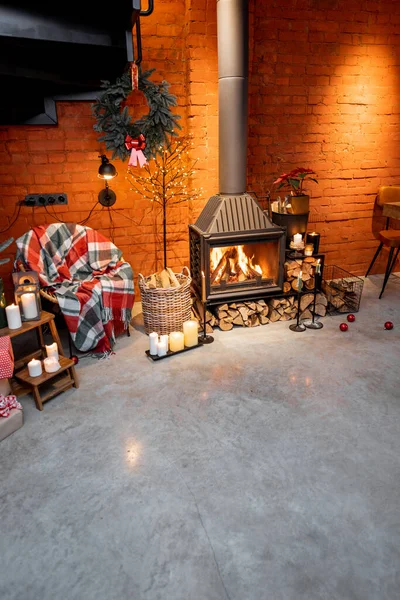 Festivamente decorado área de lareira da casa — Fotografia de Stock