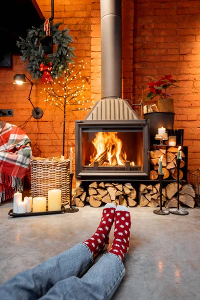 站在壁炉边穿圣诞袜子的女人 — 图库照片