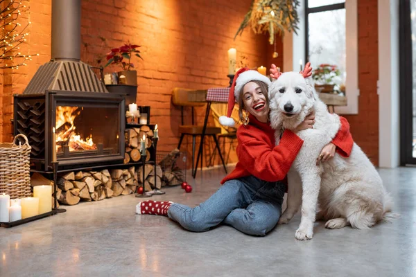 Mulher com cão durante as férias de Ano Novo em casa — Fotografia de Stock