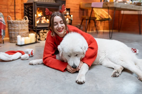가정에서 새해 휴일에 개를 키우는 여자 — 스톡 사진