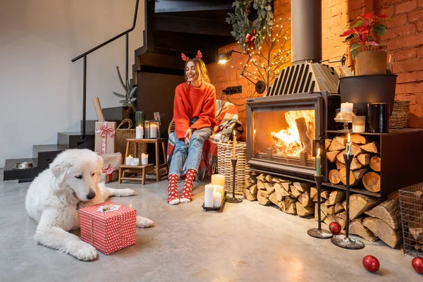 Mulher com cão durante as férias de Ano Novo em casa — Fotografia de Stock