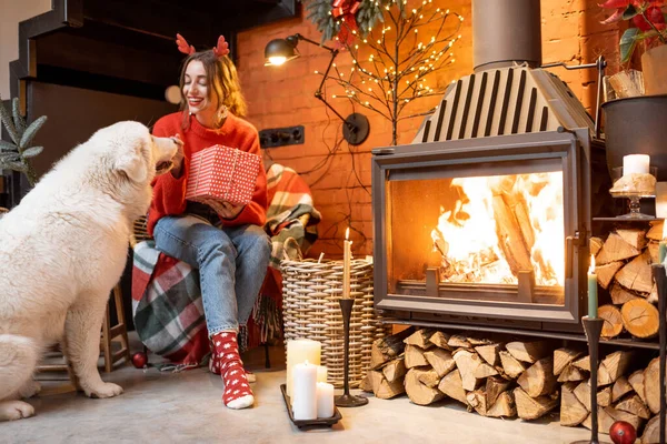 Mulher com cão durante as férias de Ano Novo em casa — Fotografia de Stock