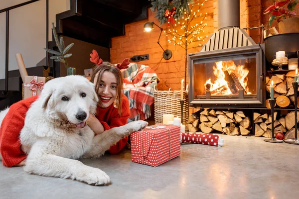 Mujer con perro durante las vacaciones de Año Nuevo en casa — Foto de Stock