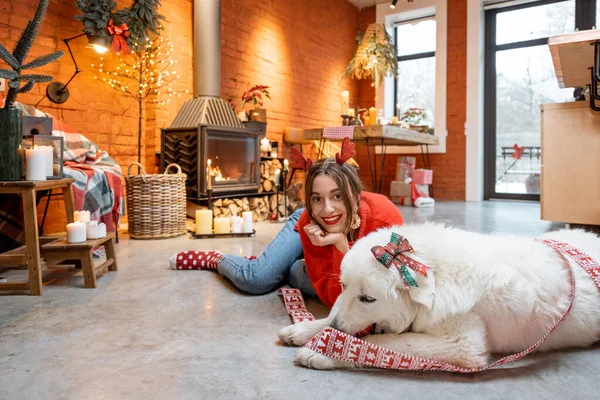 Mulher com cão durante as férias de Ano Novo em casa — Fotografia de Stock