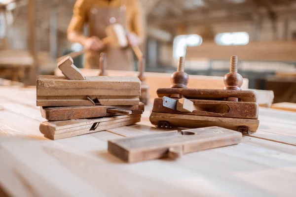 Workbench with vintage carpentry tools — Stock Photo, Image