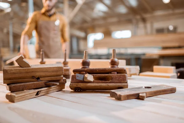 Banco de trabajo con herramientas de carpintería vintage — Foto de Stock