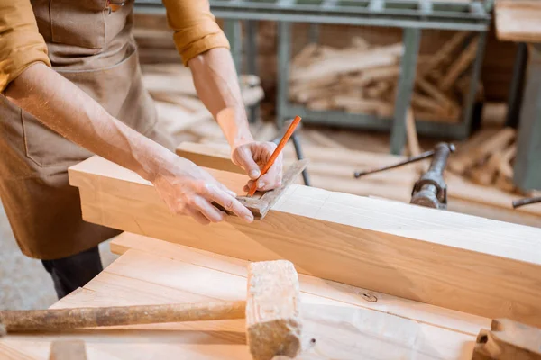 Carpenter working with a wood indoors — Stock Photo, Image
