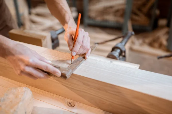 Carpenter working with a wood indoors — Stock Photo, Image