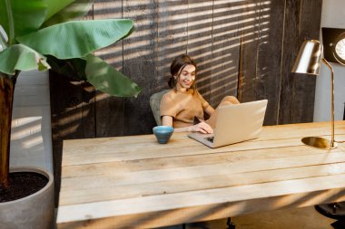 Rahat ev ofisi ve çalışan kadın.