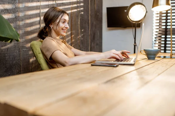 Vrouw die op kantoor werkt — Stockfoto