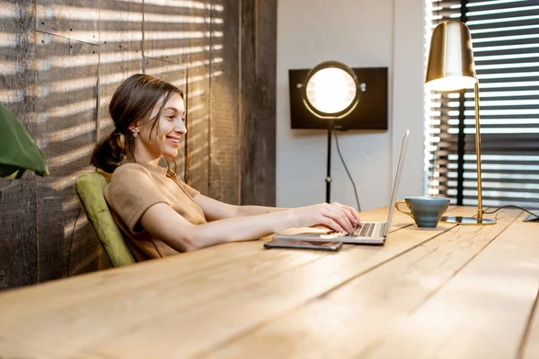 Woman working at the home office — Stock Photo, Image