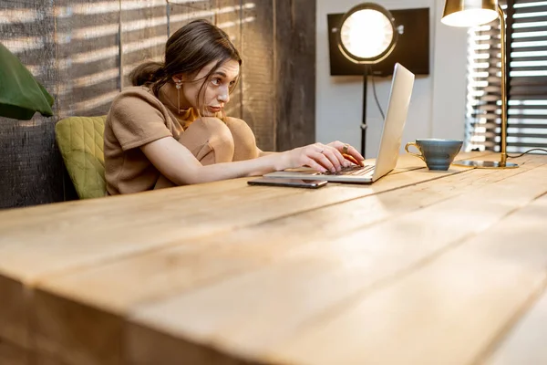 Femme fatiguée travaillant depuis son bureau à domicile — Photo