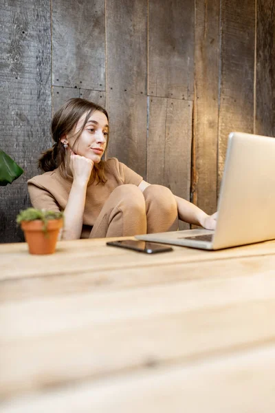 Femme travaillant au bureau à domicile — Photo