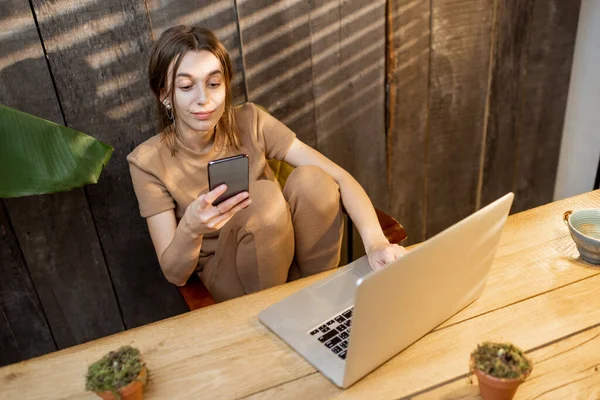 Femme travaillant au bureau à domicile — Photo