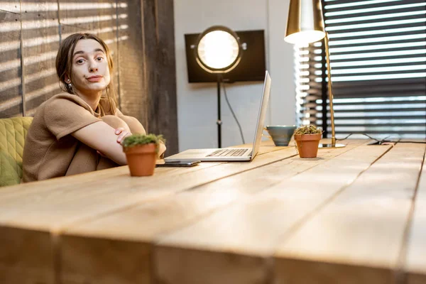 Woman working at the home office — Stock Photo, Image