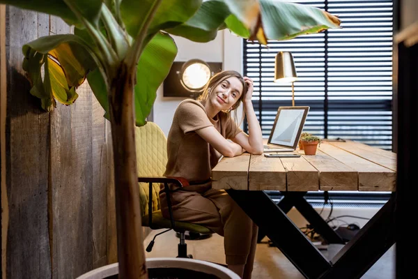 Femme au bureau à la maison confortable — Photo