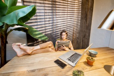 Ofisinde dijital tableti olan yaratıcı bir kadın.