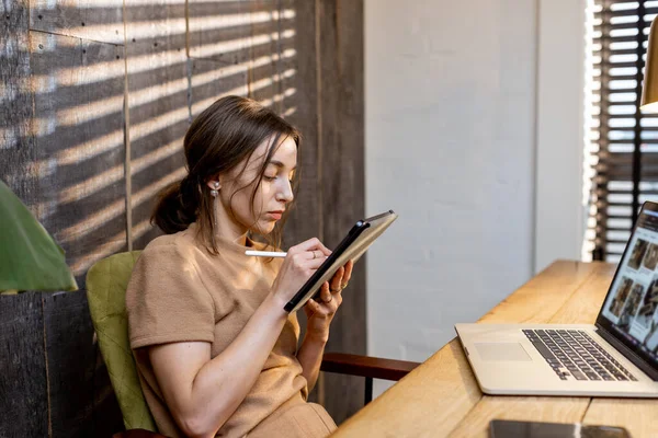 Δημιουργική γυναίκα με ψηφιακό tablet στο home office — Φωτογραφία Αρχείου