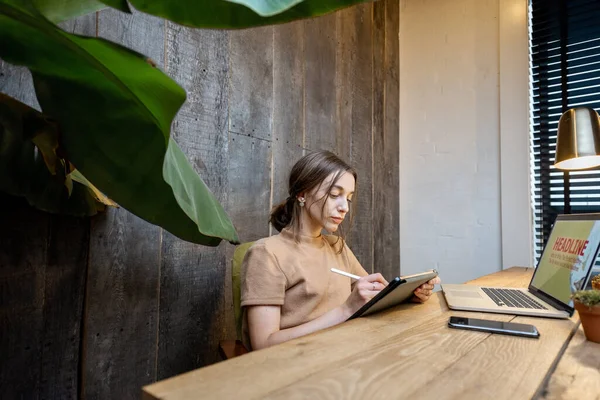自宅のオフィスでデジタルタブレットと創造的な女性 — ストック写真