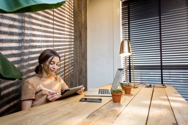 Femme créative avec tablette numérique au bureau à domicile — Photo